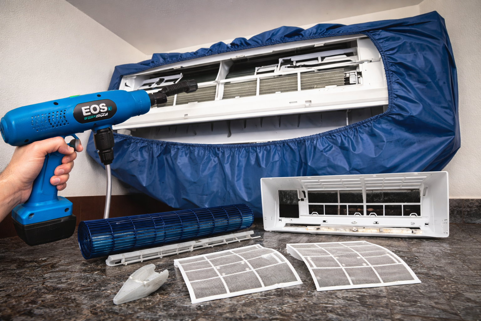 Técnico realizando limpeza de ar condicionado em BH