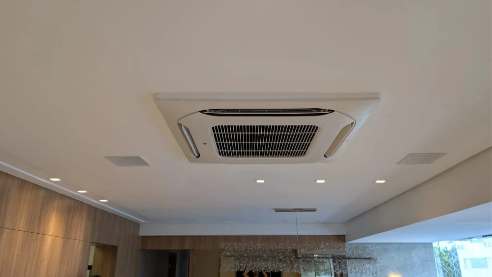 Instalação de ar-condicionado cassete realizada pela MG THERM em Belo Horizonte
