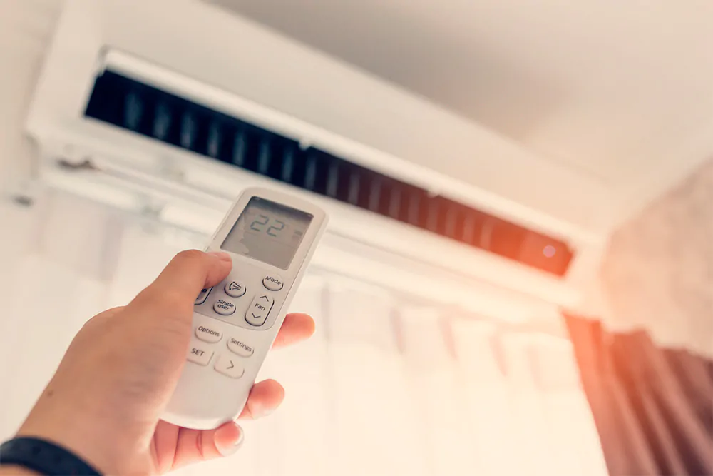 Técnico realizando instalação de ar condicionado em Belo Horizonte com garantia MG THERM